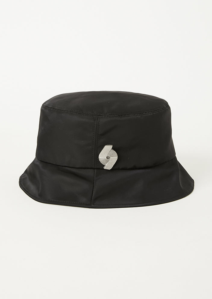 BUCKET HAT WTH 6 BROOCH