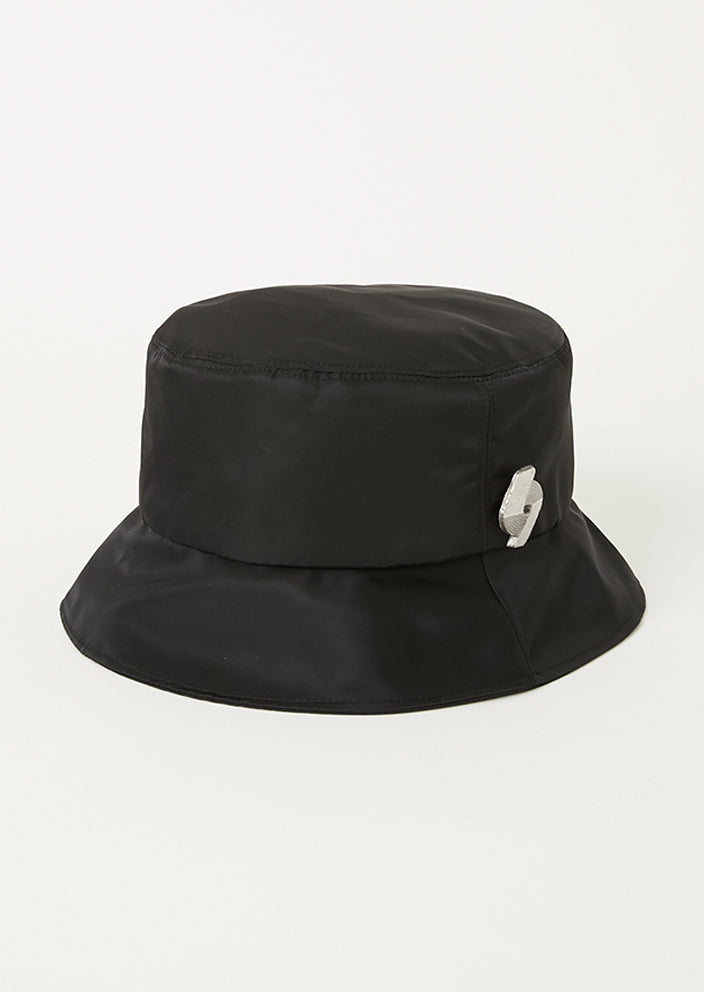 BUCKET HAT WTH 6 BROOCH